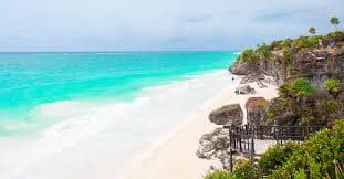 Riviera Maya con vegetacion y mar turquesa